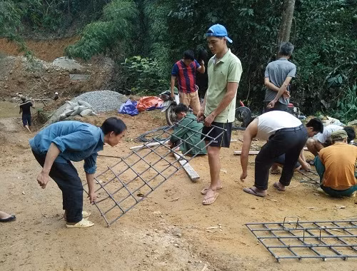 "Công trường" lúc đông có tới 30 người là giáo viên và người dân trong thôn góp sức làm cầu