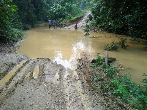 Con suối ngăn bước chân của HS, người dân đi lại khi xưa... Con suối ngăn bước chân của HS, người dân đi lại khi xưa...