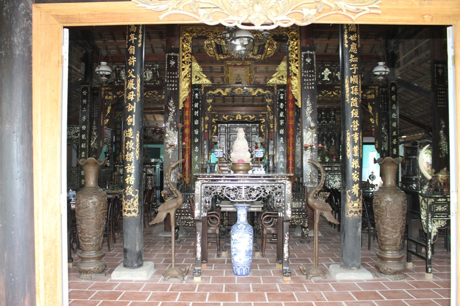 Cặp lộc bình bằng đồng đỏ nặng hơn 200kg và cặp hạc bằng đồng. Gia chủ cho biết những món này "vô giá".