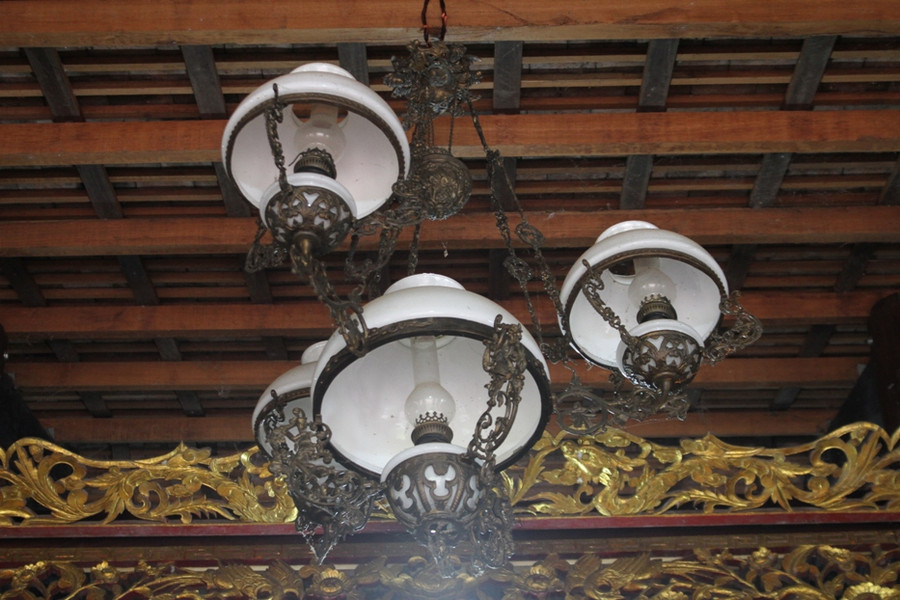 Bộ đèn chùm thời Pháp này gia chủ phải đổi cả chiếc xe máy đời mới thì sở hữu được.