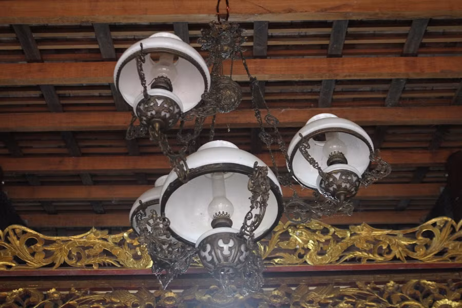 Bộ đèn chùm thời Pháp này gia chủ phải đổi cả chiếc xe máy đời mới thì sở hữu được.