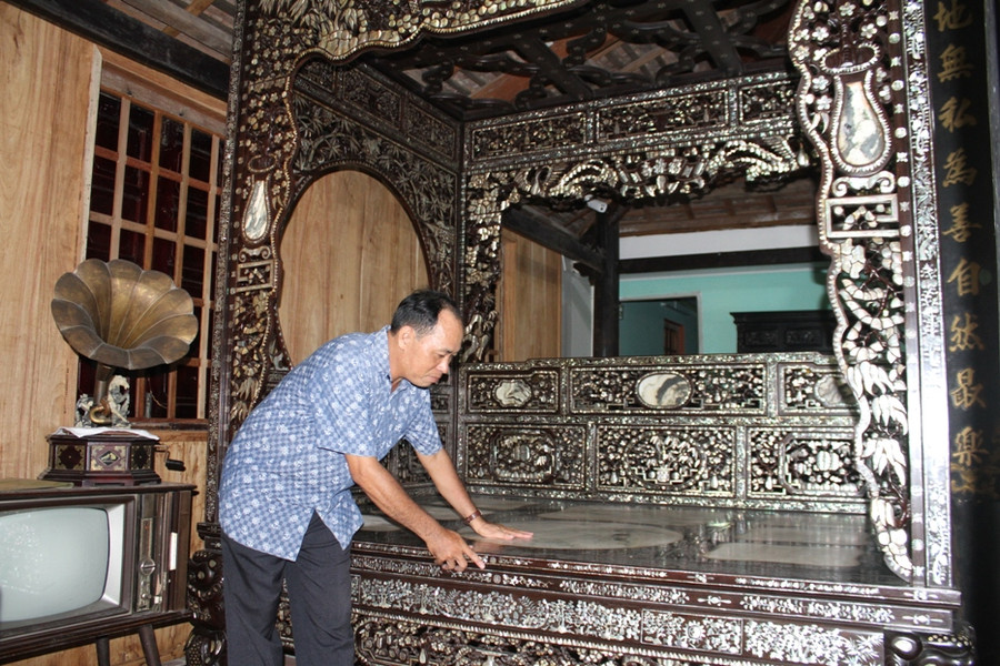 Độc đáo nhất là chiếc giường ngủ lát đá, mùa đông thì ấm, mùa nắng thì mát. Giá trị chiếc giường này hơn 3 tỷ đồng.