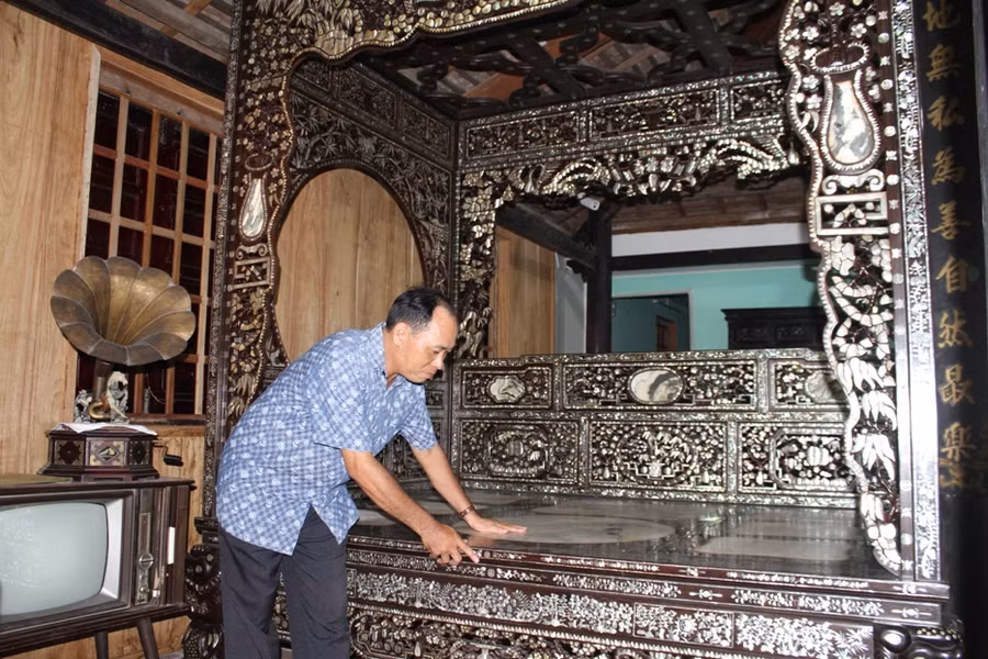 Độc đáo nhất là chiếc giường ngủ lát đá, mùa đông thì ấm, mùa nắng thì mát. Giá trị chiếc giường này hơn 3 tỷ đồng.