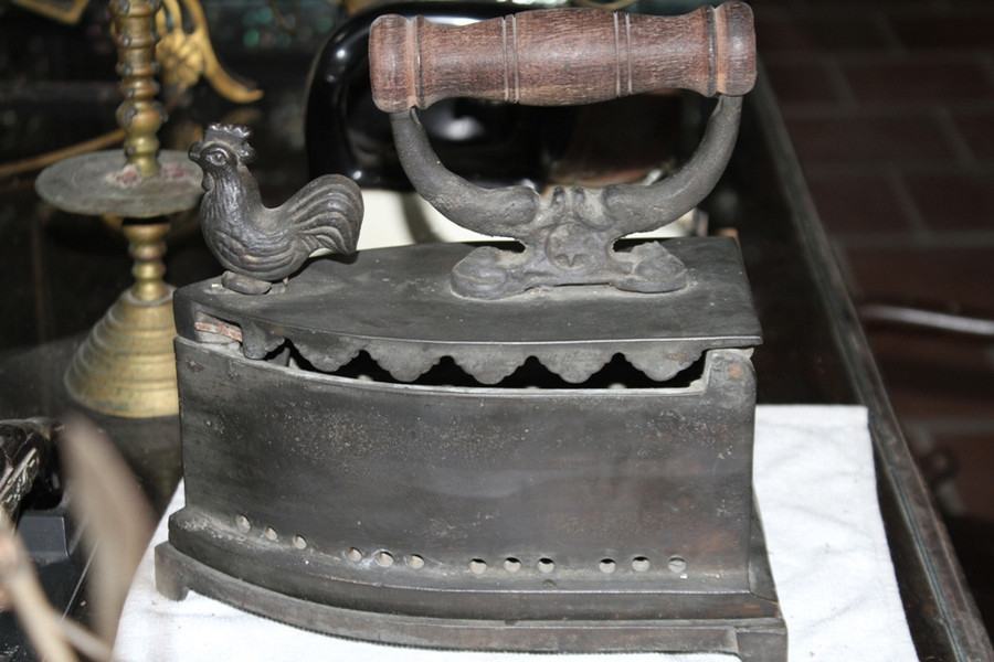 Chiếc bàn ủi "con gà" bằng đồng lạnh nặng 14kg hiện nay giá trăm triệu đồng.