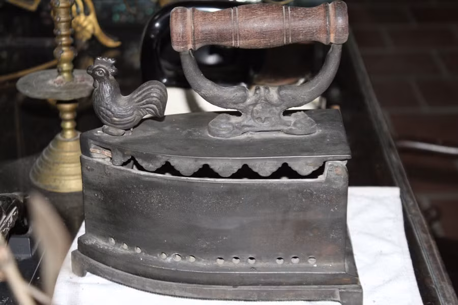 Chiếc bàn ủi "con gà" bằng đồng lạnh nặng 14kg hiện nay giá trăm triệu đồng.