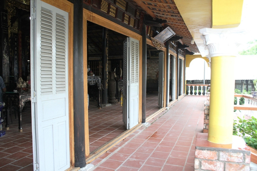 Gia chủ ngôi nhà đang sưu tầm thêm bộ cửa để hoàn chỉnh, giá trị hơn 2 tỷ đồng.