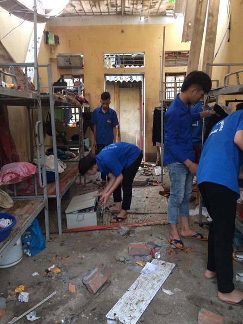 Các em HS thu dọn KTX sau cơn gió lốc Các em HS thu dọn KTX sau cơn gió lốc