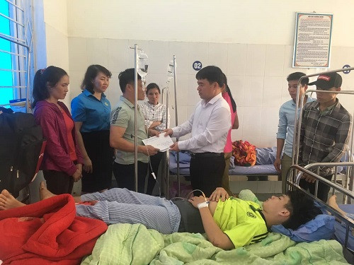 Thay mặt lãnh đạo Sở GD&ĐT Tuyên Quang, ông Ma Quang Hiếu thăm hỏi và tặng quà động viên HS bị thương Thay mặt lãnh đạo Sở GD&ĐT Tuyên Quang, ông Ma Quang Hiếu thăm hỏi và tặng quà động viên HS bị thương