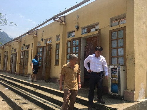 Ông Ma Quang Hiếu – PGĐ Sở GD&ĐT Tuyên Quang (bên phải ảnh) kiểm tra tình hình thực tế tại Trường THPT Minh Quang Ông Ma Quang Hiếu – PGĐ Sở GD&ĐT Tuyên Quang (bên phải ảnh) kiểm tra tình hình thực tế tại Trường THPT Minh Quang