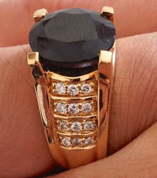 Chiếc nhẫn kim cương trị giá hàng ngàn USD của Hoàng Việt