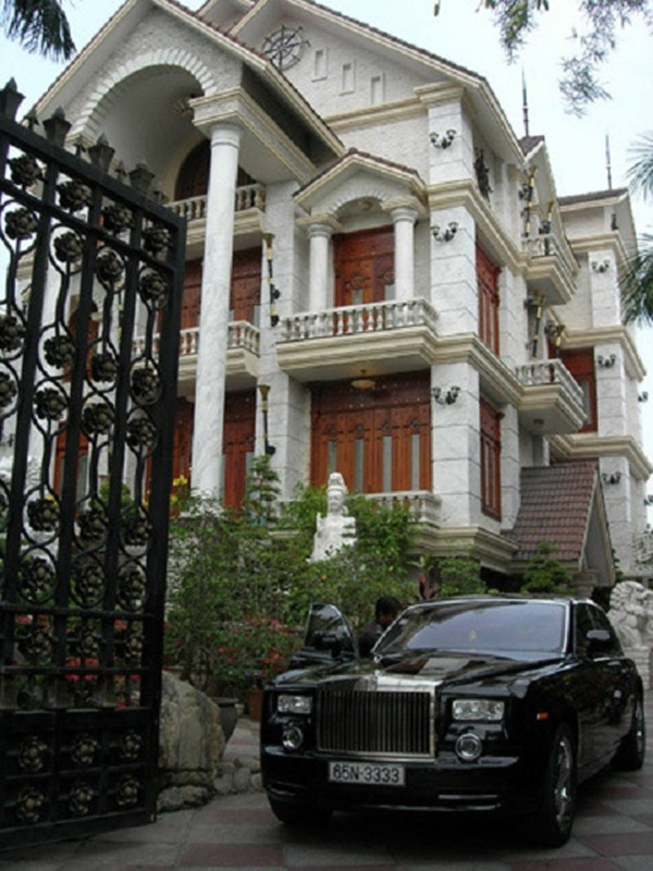 Siêu xe 26 tỷ đồng và biệt thự hoành tráng của bà Diệu Hiền Siêu xe 26 tỷ đồng và biệt thự hoành tráng của bà Diệu Hiền