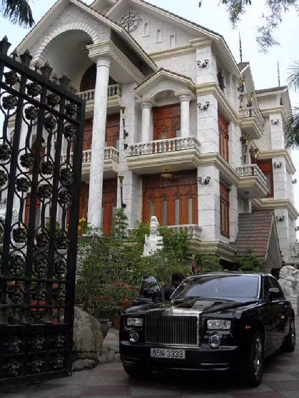 Siêu xe 26 tỷ đồng và biệt thự hoành tráng của bà Diệu Hiền