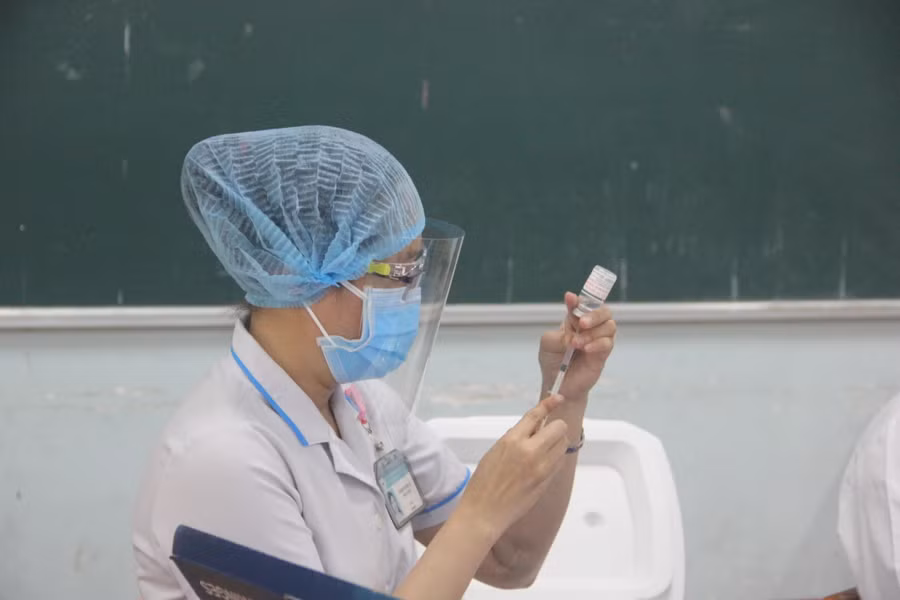 Nhân viên y tế sẵn sàng tiêm vắc xin phòng Covid-19 cho giáo viên, nhân viên-vắc xin AstraZeneca