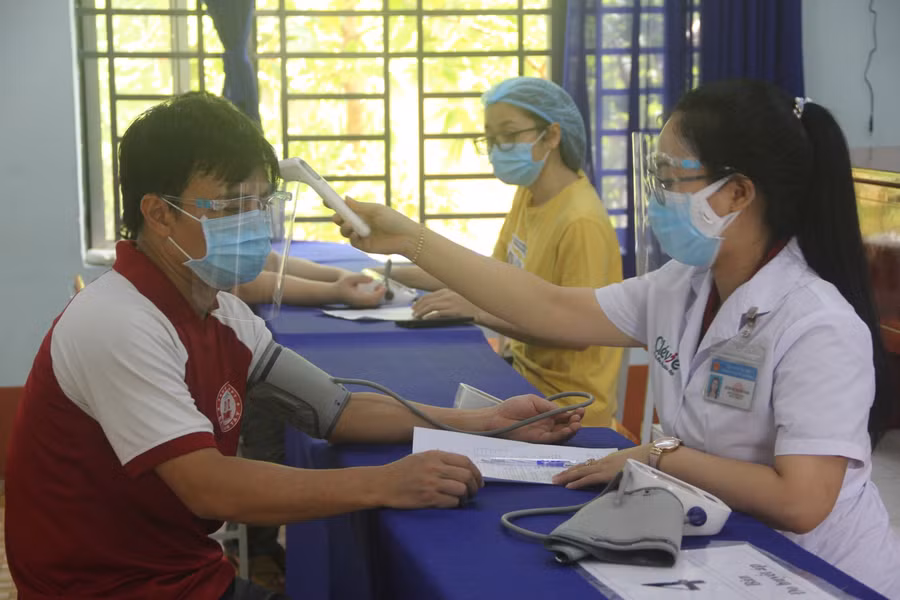 Giáo viên được khám sàng lọc trước khi tiêm chủng