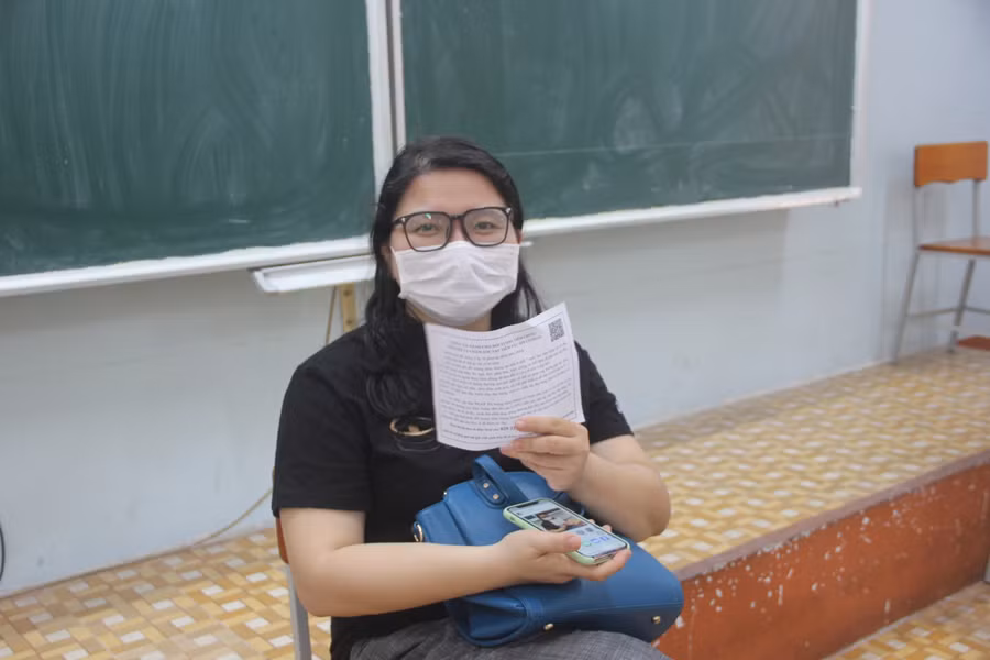 Cô Phan Thị Thanh Giang, giáo viên Trường THPT Đào Sơn Tây-giáo viên đầu tiên tiêm vắc xin phòng Covid-19 tại điểm tiêm Trường THCS Thái Văn Lung (TP Thủ Đức)