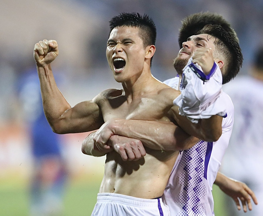 Tuấn Hải ghi 2 bàn giúp Hà Nội FC lội ngược dòng đánh bại Wuhan Three Towns 2-1. Ảnh: INT. Tuấn Hải ghi 2 bàn giúp Hà Nội FC lội ngược dòng đánh bại Wuhan Three Towns 2-1. Ảnh: INT.