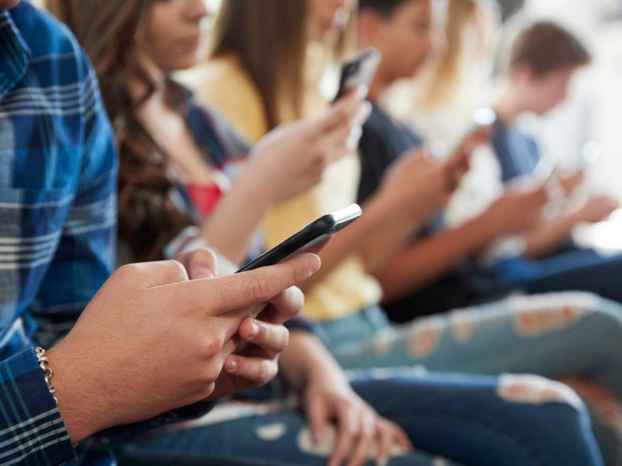 Việc sử dụng điện thoại quá mức có thể tác động xấu tới thanh, thiếu niên.