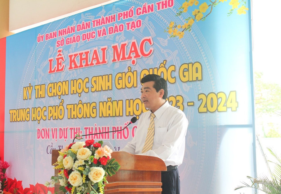 Ông Trần Thanh Bình - Giám đốc Sở GD&ĐT TP Cần Thơ phát biểu tại lễ khai mạc. Ông Trần Thanh Bình - Giám đốc Sở GD&ĐT TP Cần Thơ phát biểu tại lễ khai mạc.