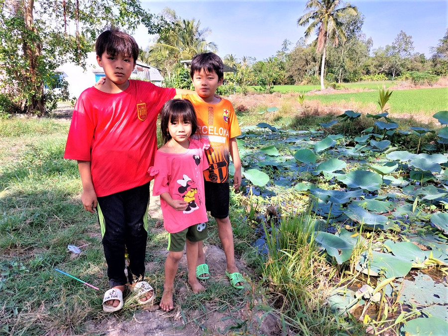 Em Nghị, em Nguyện và cháu Thương. Em Nghị, em Nguyện và cháu Thương.