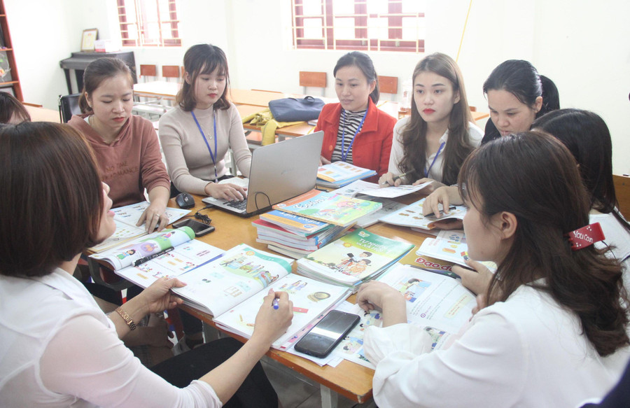 Giáo viên Trường Tiểu học Dĩnh Kế (TP Bắc Giang) tham khảo, nghiên cứu SGK mới. Ảnh: TG