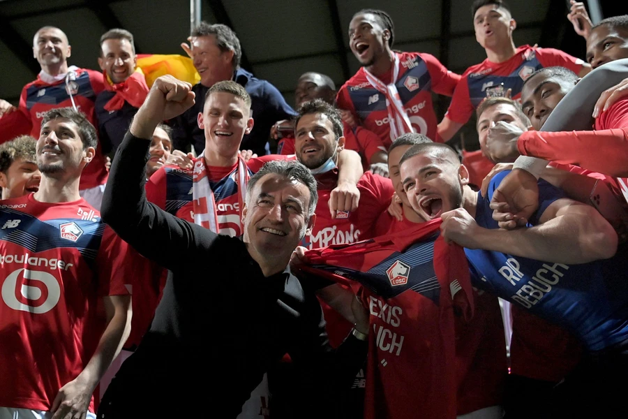 Christophe Galtier và các cầu thủ Lille ăn mừng chức vô địch Ligue 1.