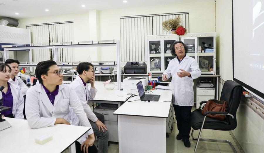 ĐHQGHN đẩy mạnh triển khai các nghiên cứu khoa học ứng dụng vào thực tế. ĐHQGHN đẩy mạnh triển khai các nghiên cứu khoa học ứng dụng vào thực tế.