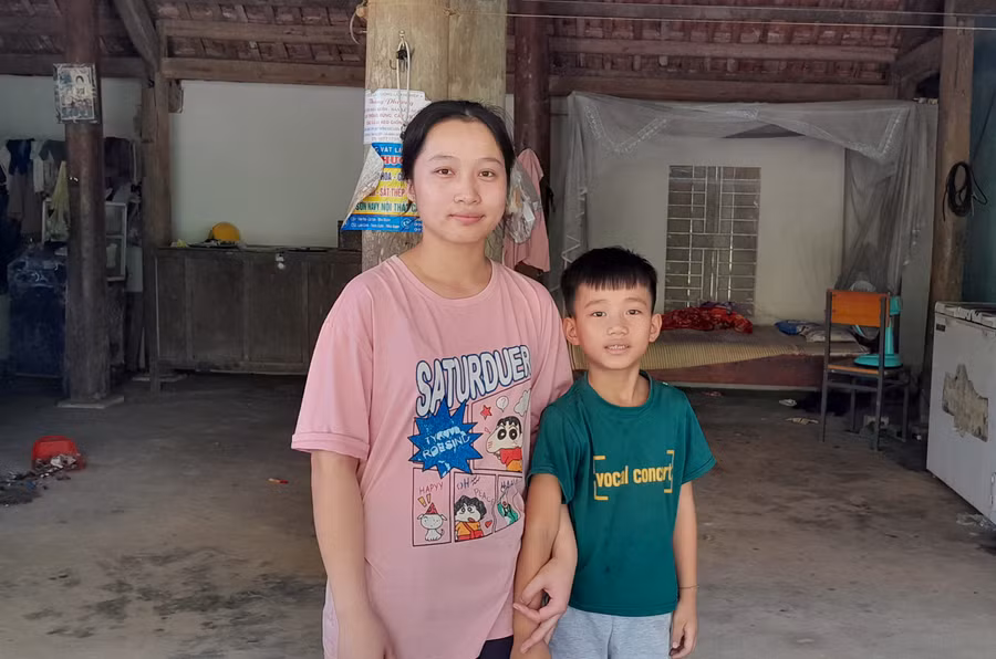 Thu và cậu em út trong ngôi nhà của mình ở huyện miền núi Như Xuân, Thanh Hóa.