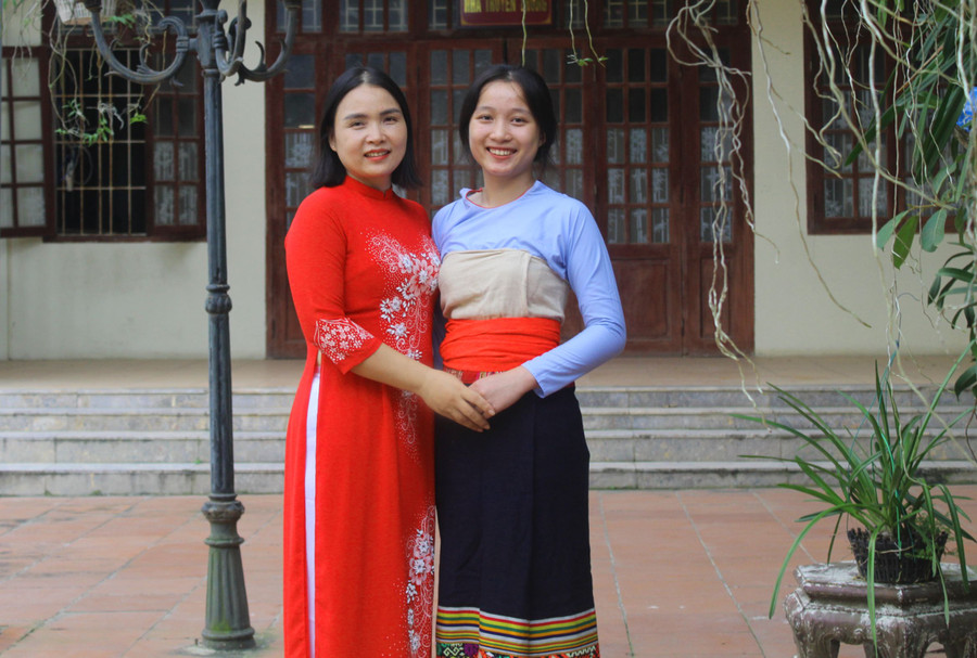 Thu và cô giáo chủ nhiệm Tạ Thị Thúy Chinh. Thu và cô giáo chủ nhiệm Tạ Thị Thúy Chinh.