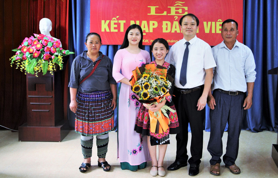 Vừ Thị Sấy là nữ sinh người Mông đầu tiên của huyện Bát Xát được kết nạp từ trường THPT.