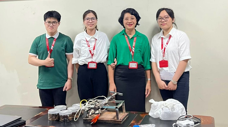 PGS.TS Đoàn Thị Thái Yên và nhóm sinh viên thuyết trình đề tài tại Hội nghị Sinh viên nghiên cứu khoa học năm 2023 của Đại học Bách khoa Hà Nội. Ảnh: TG