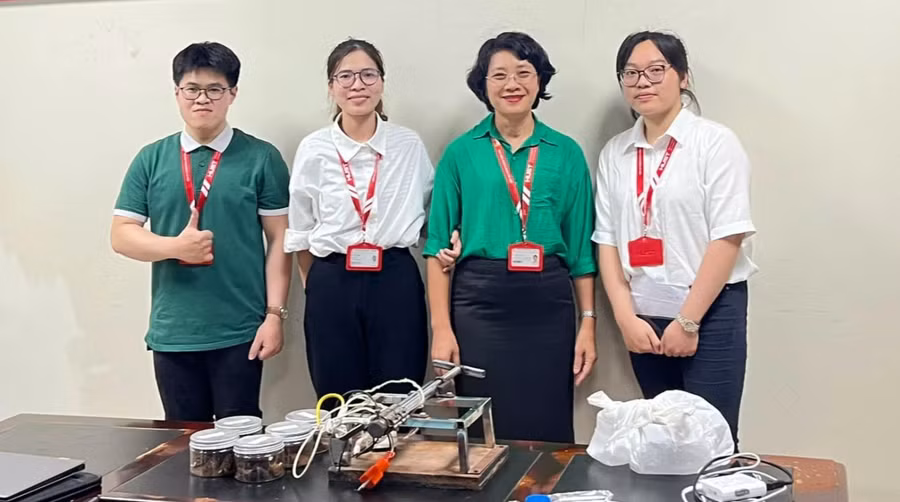 PGS.TS Đoàn Thị Thái Yên và nhóm sinh viên thuyết trình đề tài tại Hội nghị Sinh viên nghiên cứu khoa học năm 2023 của Đại học Bách khoa Hà Nội. Ảnh: TG