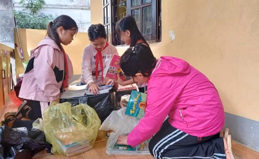 Đóng góp sách vở cũ gửi tớí bạn nghèo. Đóng góp sách vở cũ gửi tớí bạn nghèo.