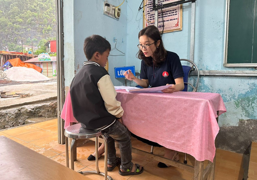 Giáo viên Trường Marie Curie kiểm tra trình độ tiếng Anh của học trò huyện Mèo Vạc.