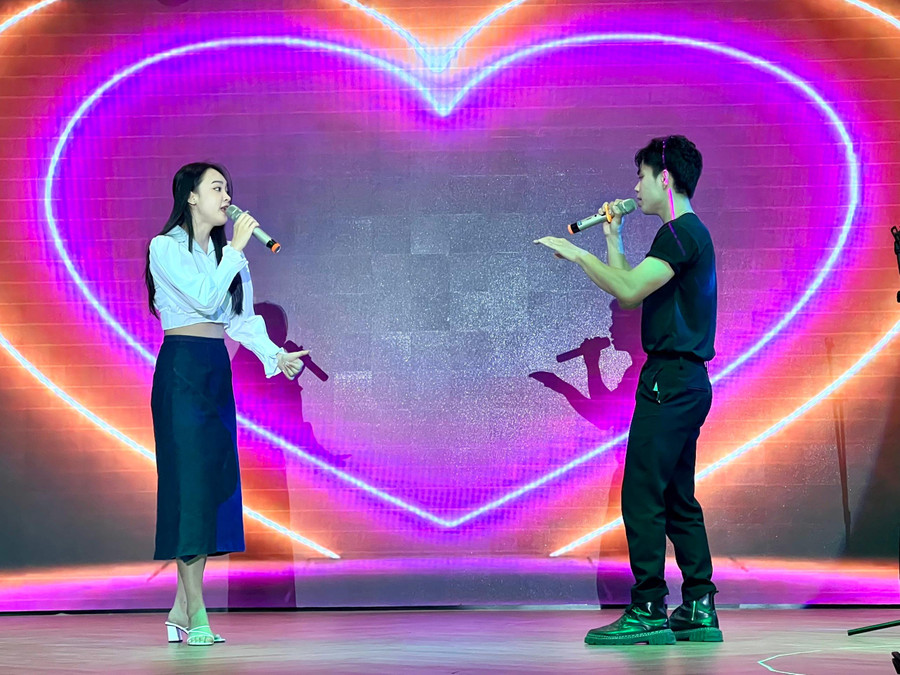 Một tiết mục tại chương trình văn nghệ từ thiện với chủ đề “Giai điệu yêu thương”. Một tiết mục tại chương trình văn nghệ từ thiện với chủ đề “Giai điệu yêu thương”.