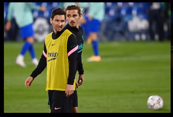 Người hâm mộ Barelona yêu cầu Griezmann tôn trọng Messi.