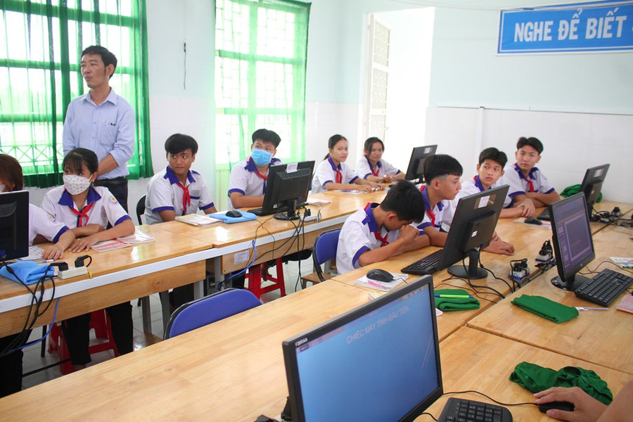 Môn Tin học được triển khai dạy từ lớp 3 nên xảy ra tình trạng thiếu giáo viên. Ảnh: Q. Ngữ. Môn Tin học được triển khai dạy từ lớp 3 nên xảy ra tình trạng thiếu giáo viên. Ảnh: Q. Ngữ.