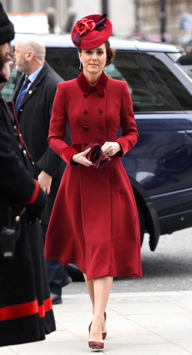 Gần 10 năm sau đám cưới hoàng gia, vào tháng 3/2020, Nữ công tước xứ Cambridge vẫn khiến chúng ta kinh ngạc với vẻ đẹp, thần thái, sự sang trọng và phong cách mà có lẽ không ai khác có thể giống được.