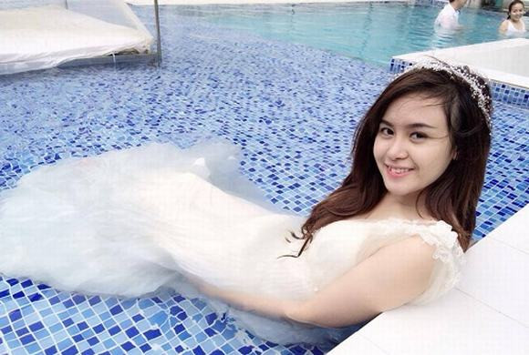 Bà Tưng chơi trội khi đi bơi mặc đồ dạ hội ba tung mac do da hoi di boi, ba tung khoe vong 1, ba tung mac da hoi di boi, le thi huyen anh