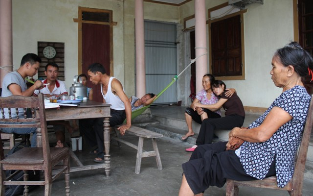 Người nhà đau buồn, phản ánh bức xúc với phóng viên. Ảnh: Trần Tuấn