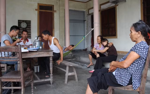 Người nhà đau buồn, phản ánh bức xúc với phóng viên. Ảnh: Trần Tuấn