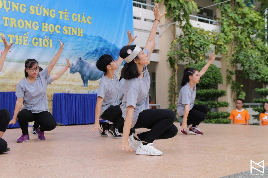 Sự sôi động của những tiết mục tiểu phẩm, nhảy flashmob của các lớp khối 11