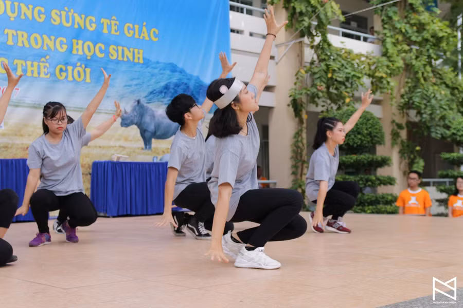 Sự sôi động của những tiết mục tiểu phẩm, nhảy flashmob của các lớp khối 11