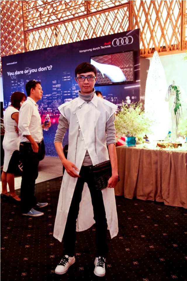 Khóc thét với phong cách thời trang của giới trẻ Việt ảnh 12 Nếu anh ấy là siêu nhân trong một bộ phim giải cứu thế giới thì trang phục này sẽ phù hợp hơn. Tất nhiên đi kèm với đó là sự thay đổi về màu sắc và chất liệu.