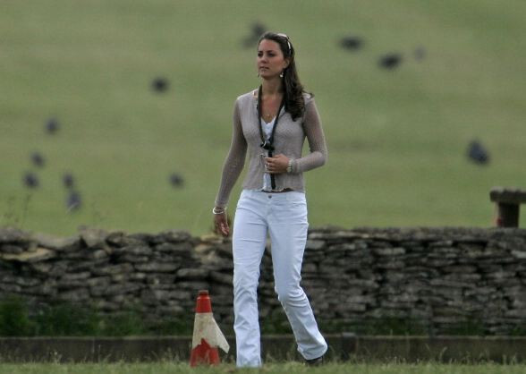 Kate luôn biết cách tận dụng tối đa mọi loại trang phục dù đơn giản đến đâu. Bằng chứng cho điều đó là bức ảnh này, được chụp vào tháng 7/2006. Cô ấy mặc quần trắng cạp trễ và áo len màu be.