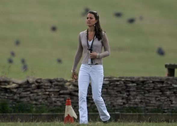 Kate luôn biết cách tận dụng tối đa mọi loại trang phục dù đơn giản đến đâu. Bằng chứng cho điều đó là bức ảnh này, được chụp vào tháng 7/2006. Cô ấy mặc quần trắng cạp trễ và áo len màu be.