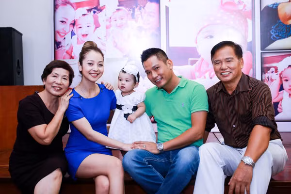 Những cặp mẹ chồng nàng dâu ngang tài ngang sắc trong showbiz - Ảnh 6