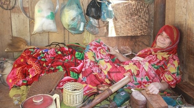Cuộc sống của “dị nhân” hàng chục năm không tắm ảnh 3 “Dị nhân” Lô Văn Yên sống một mình trong căn lều nhỏ trên đồi cao
