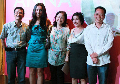 Những cặp mẹ chồng nàng dâu ngang tài ngang sắc trong showbiz - Ảnh 12