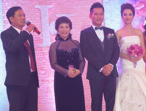 Những cặp mẹ chồng nàng dâu ngang tài ngang sắc trong showbiz - Ảnh 8