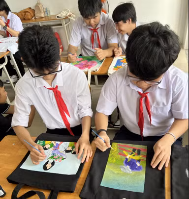 Các em học sinh vẽ về ước mơ nghề nghiệp của mình.